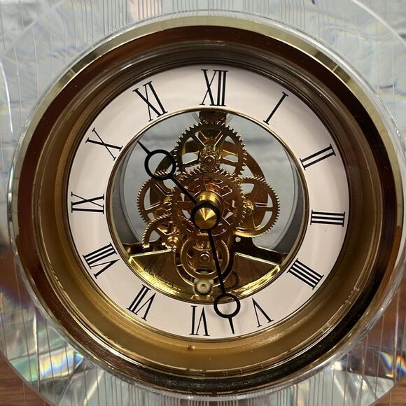 Stunning Bulova crystal clock that shows the gears moving as it works. - Picture 3 of 6